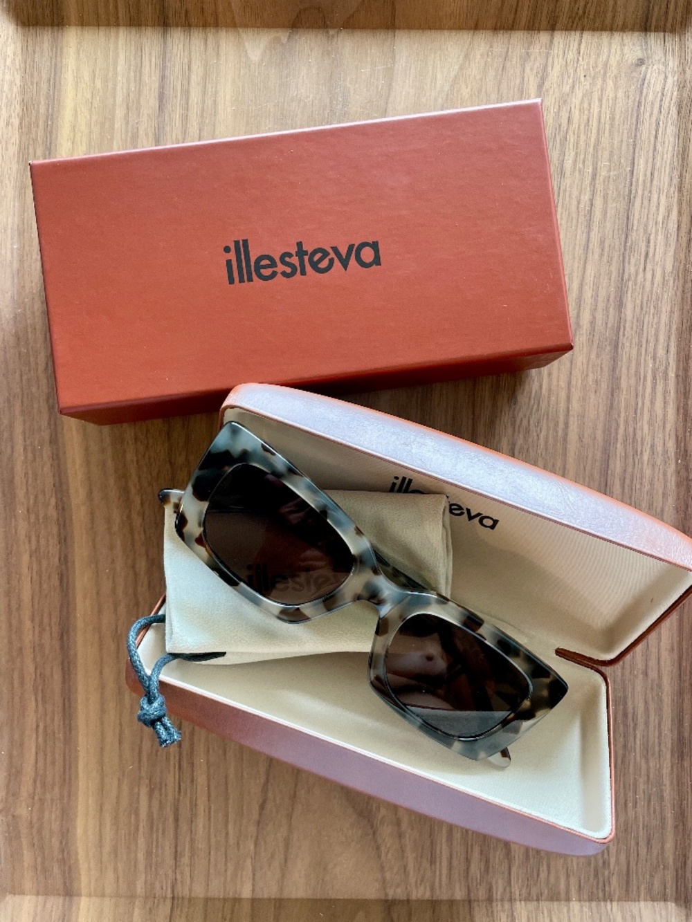 illesteva Wilson White Tortoise Gray Flat Unisex Sunglasses WIL4 Italy
